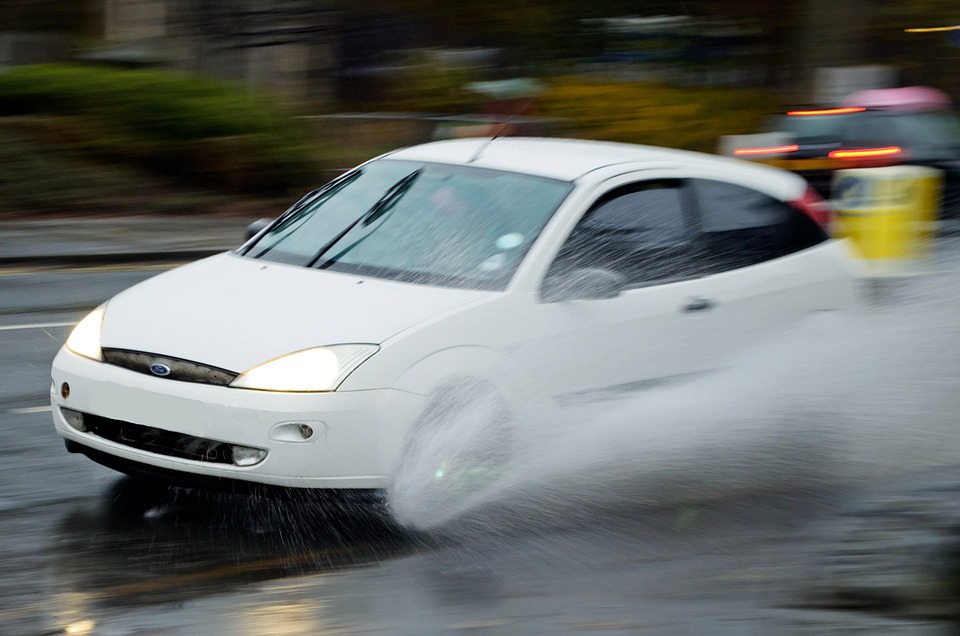 Fenomeno Aquaplaning: cosa fare?